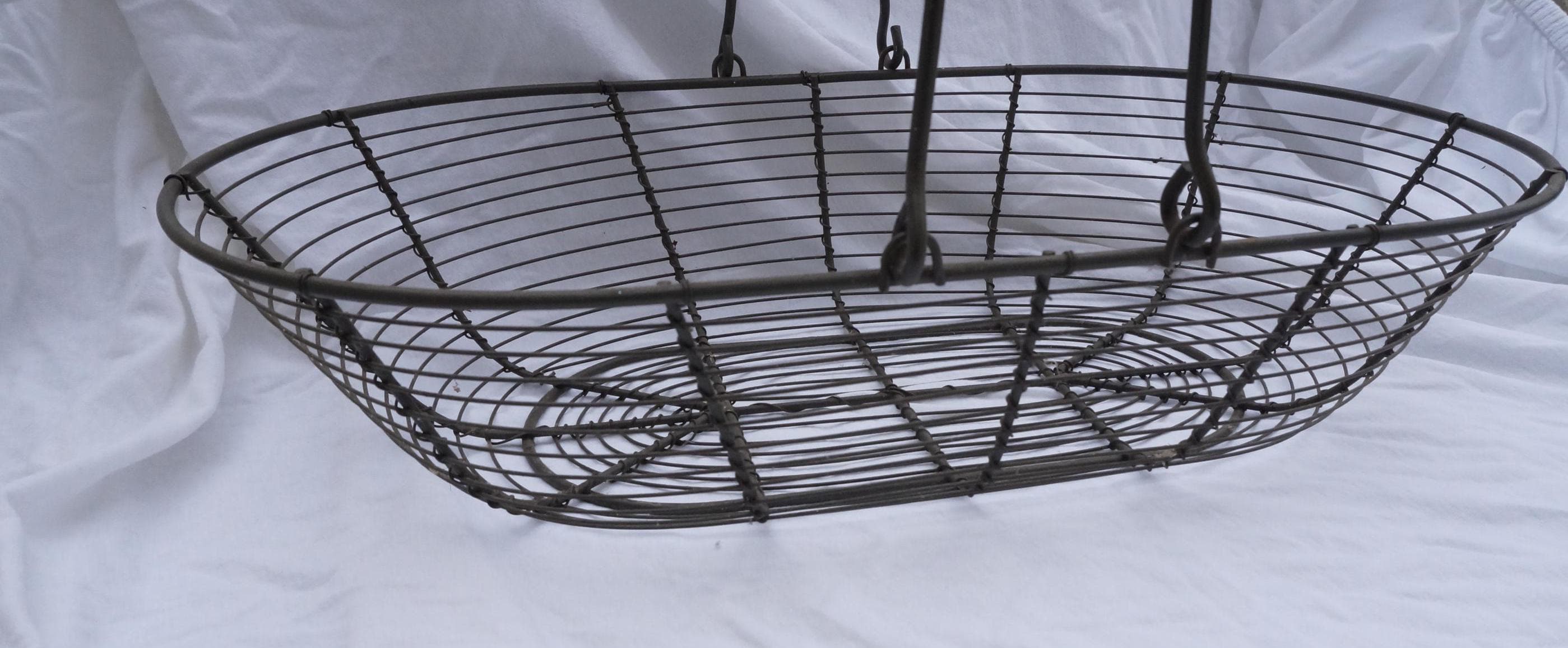 1950年代のヴィンテージ、木製ハンドル付きメタルバスケット - Etsy 日本