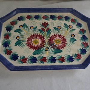 Peut inclure: Un plateau de service en céramique blanche avec une bordure bleue et un motif floral peint à la main. Les fleurs sont rouges, jaunes et vertes.