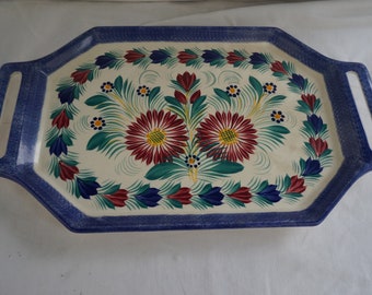 Puede incluir: Una bandeja de servir de cerámica blanca con ribete azul y un diseño floral pintado a mano. Las flores son rojas, amarillas y verdes.