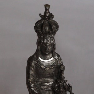 La estatua de la virgen coronada con el niño coronado, década de 1980