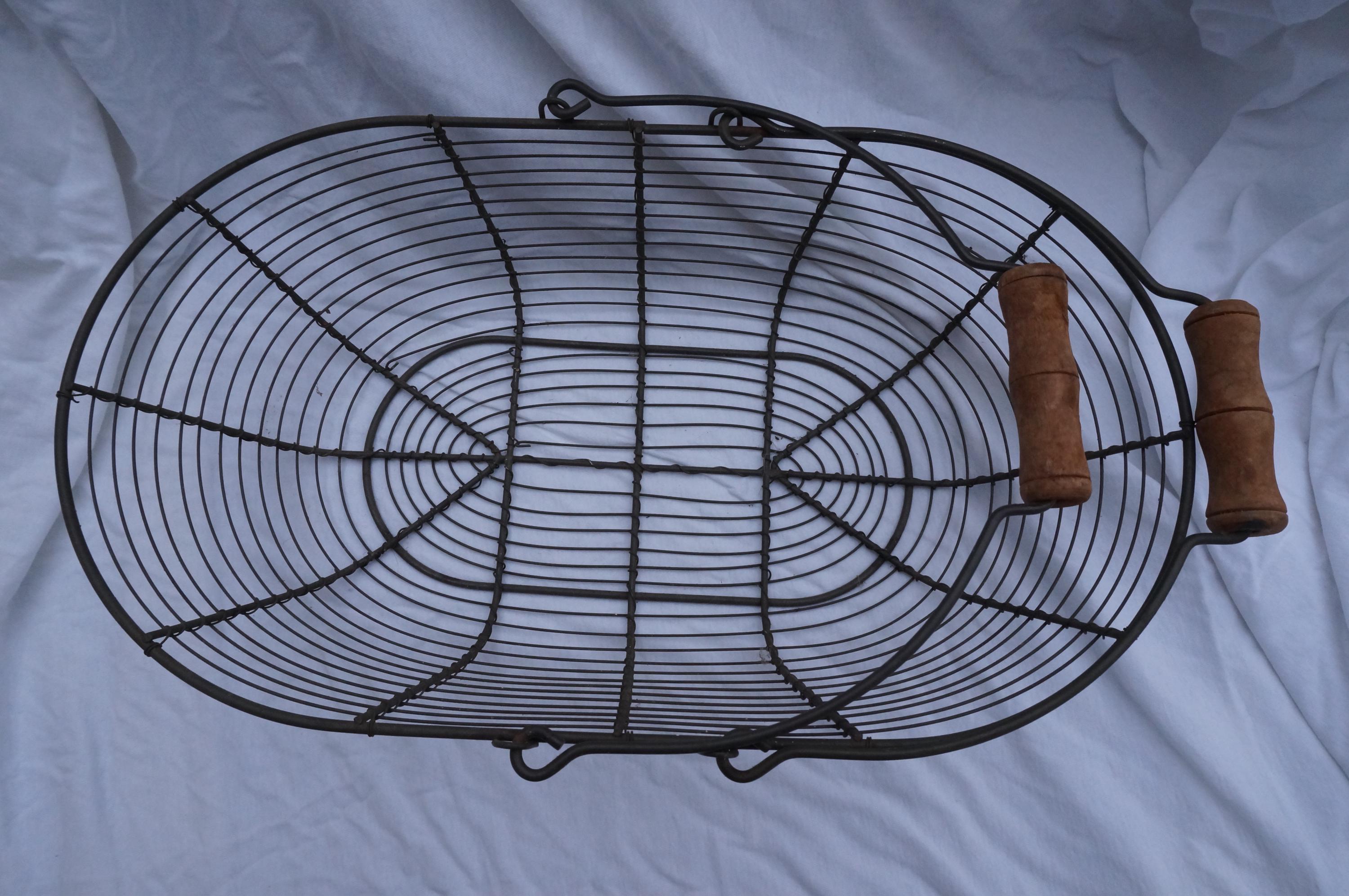 1950年代のヴィンテージ、木製ハンドル付きメタルバスケット - Etsy 日本