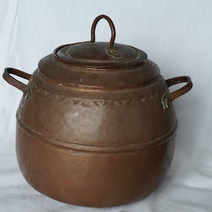 Antique Hammered Copper Pot with its lid, 1780s