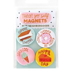 Puede incluir: Conjunto de cuatro imanes redondos con ilustraciones y texto coloridos. Los imanes representan un s'more, una dona, un cono de helado y una tarta. El texto en los imanes dice "Gimme S'more", "Donut Worry Be Happy", "Stay Cool", y "Happie Day".