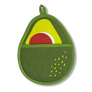 Può includere: Guanto da forno verde a forma di avocado con un design a nocciolo di avocado giallo e rosso. Il guanto ha un anello per appenderlo e dettagli a pois gialli. Un accessorio da cucina divertente e funzionale.