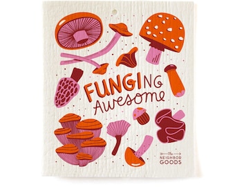 Op de afbeelding: Een rechthoekige, gebroken witte sponsdoek met een kleurrijke illustratie van diverse paddenstoelen in tinten oranje, roze en donkerrood. De tekst "FUNGING AWESOME" staat in het midden, met het "The NEIGHBOR GOODS" logo in de hoek.