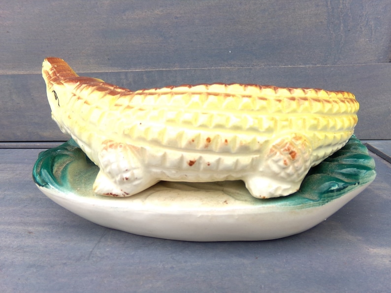 Tourist Souvenir Daytona Beach Florida Alligator Ashtray 6 12 By 4 34 Inches Yellow Brown And Green Ceramic Ashtray Souvenir