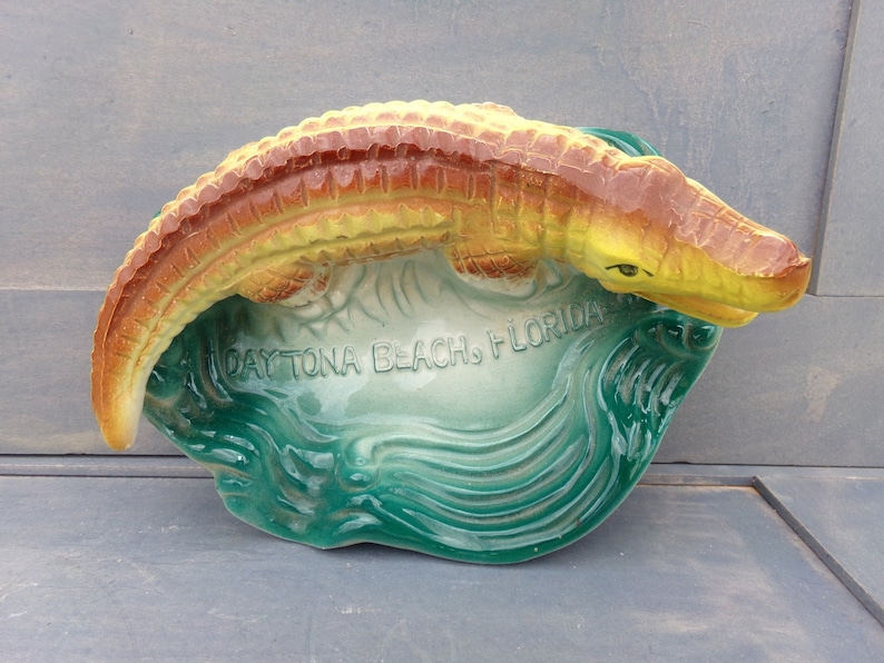 Tourist Souvenir Daytona Beach Florida Alligator Ashtray 6 12 By 4 34 Inches Yellow Brown And Green Ceramic Ashtray Souvenir