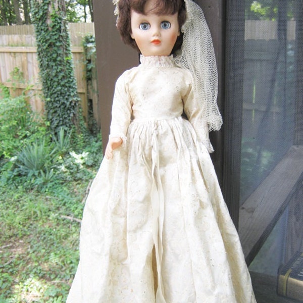 Poupée de mariée des années 1950, robe à manches longues et jupe avec flocage et arrose or, pièce de tête avec voile, petite culotte, timide