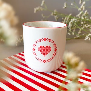 Herz-Becher ROT / Herz-Tasse / Stickherz / Herz / Becher / Bayerische Tasse / Tasse mit Rand / Mundrand / Bayerisches Geburtstagsgeschenk Bild 1