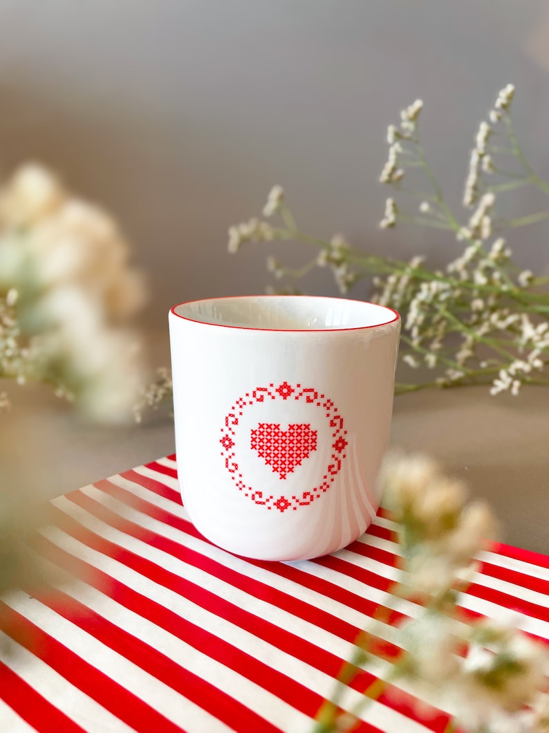 Herz-Becher ROT / Herz-Tasse / Stickherz / Herz / Becher / Bayerische Tasse / Tasse mit Rand / Mundrand / Bayerisches Geburtstagsgeschenk Bild 1