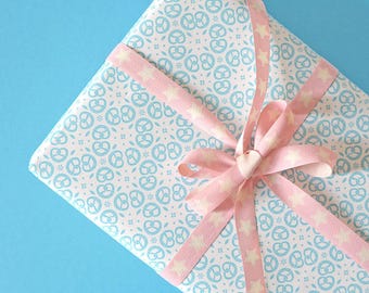 Geschenkpapier Brezen weiß-blau, Geburtstag Bayern, Oktoberfest, Wiesn Accessoires, Bayerisches Design, Recyclingpapier