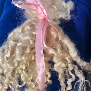 Silky, soft and shiny mohair, hand washed and hand pulled. Pristine, beautiful  locks 5” to 6” long 1/2 ounce, no vm, felting, spinning