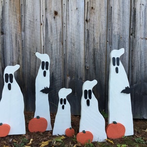 31 Halloween yard decor Primitive Wood Ghost with bat and pumpkin on metal stake Outdoor painted wood lawn decoration Spooky ornaments. Bild 1