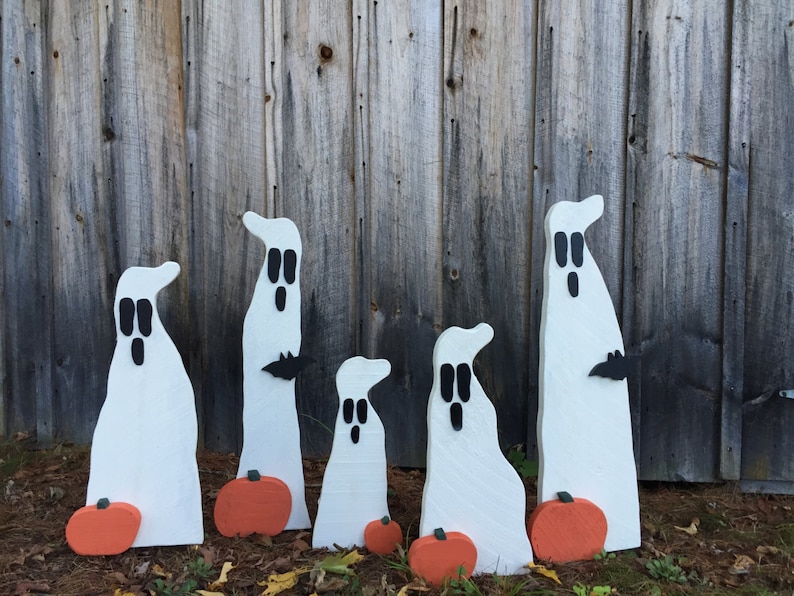 31 Halloween yard decor Primitive Wood Ghost with bat and pumpkin on metal stake Outdoor painted wood lawn decoration Spooky ornaments. Bild 1