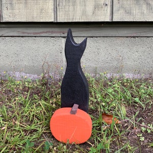 Fall Halloween Yard Decor Outdoor Primitive Wood Cat with Pumpkin on Metal Stake Lawn Decoration Ornament Painted Wood Baby Cat with Pumpkin image 1