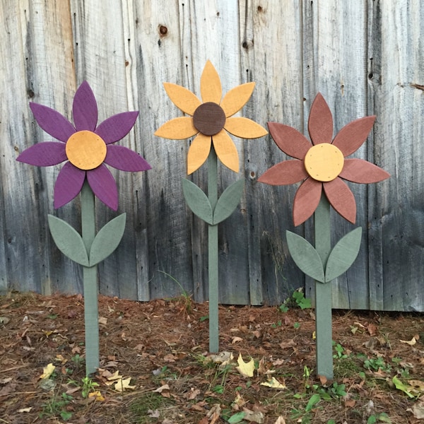 Flowers Spring Summer Fall yard decor Large Wood Flower on metal stake Outdoor painted wood lawn or garden ornament Sunflower Daisy decor