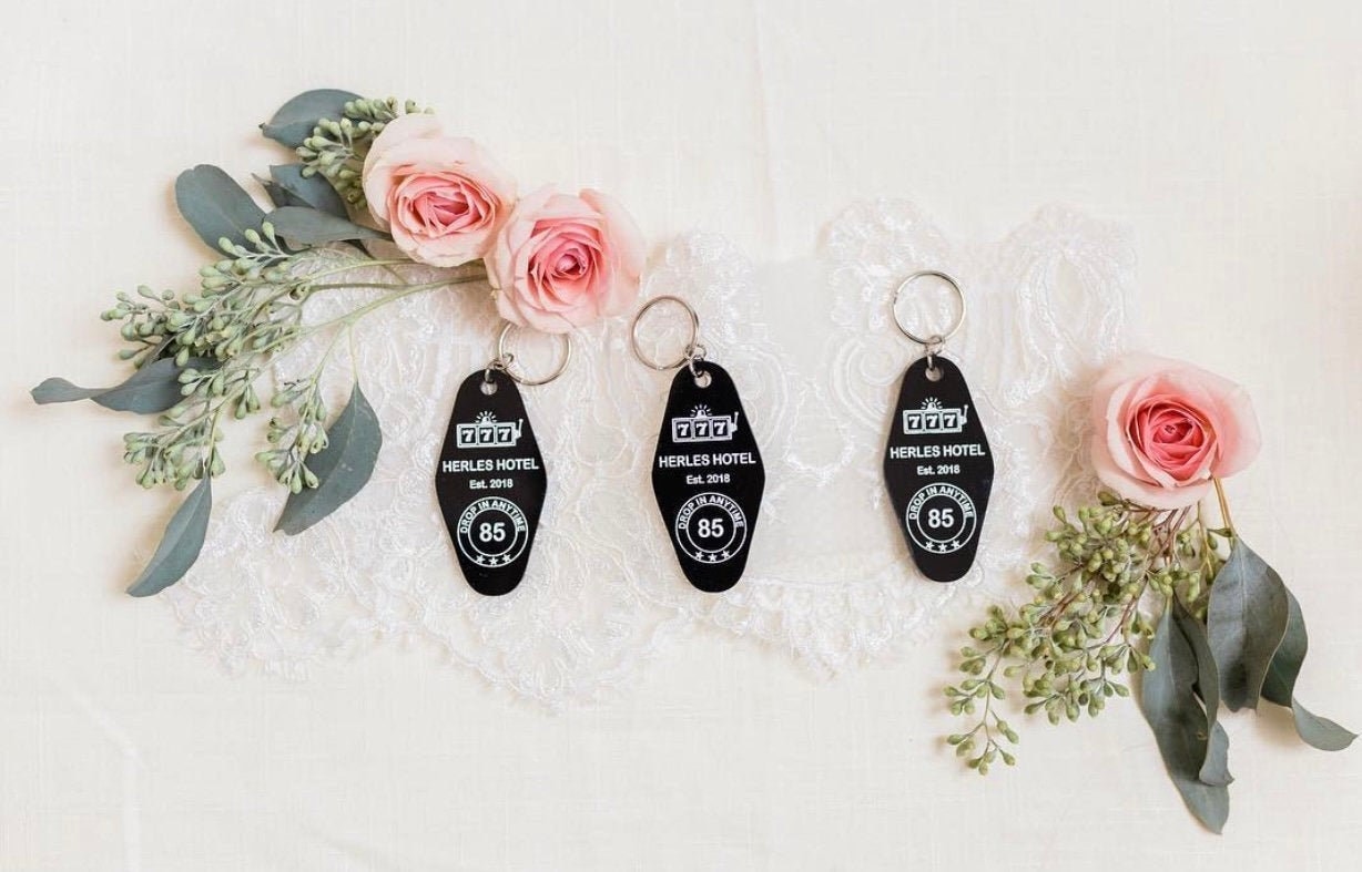 Personalized Keychains - Vintage Motel Keychain, Fun Wedding Favors, keytag  Escort cards, keychain wall,place card,Personalized Keychain, 20