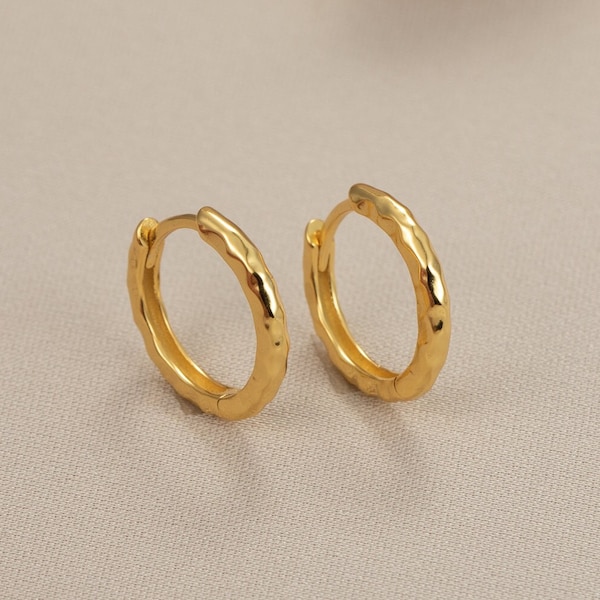 S925 Sterling Silber - Gehämmerte Hoop Ohrringe - Erhältlich in Gold oder Silber - Zierliche & Einfache Huggie Ohrringe - 8.5mm oder 12mm