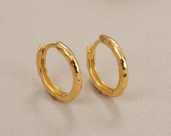 S925 Sterling Silber - Gehämmerte Hoop Ohrringe - Erhältlich in Gold oder Silber - Zierliche & Einfache Huggie Ohrringe - 8.5mm oder 12mm