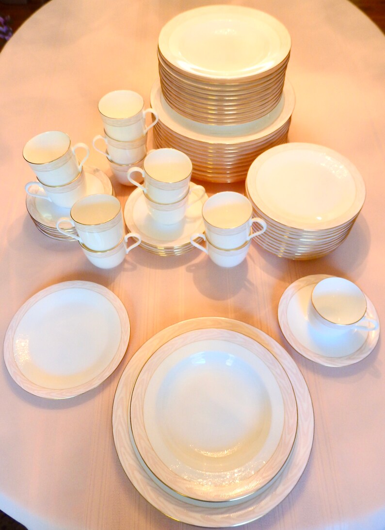 Mikasa CAG01 Silk Moire 12 Inch Round Serving Platter Chop Plate~Conch Shell Pink~Very EUC Vintage~60pc Service for 12 SOLD SEPARATELY