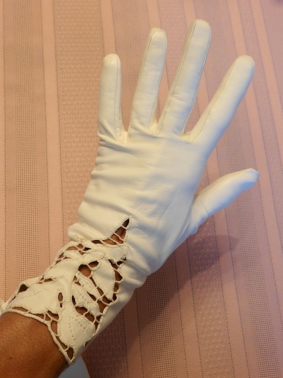 Exquisite 1960s White Kid Leather Cut Out Lace 11… - image 6