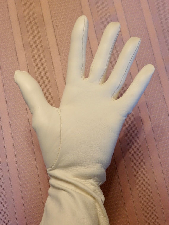 Exquisite 1960s White Kid Leather Cut Out Lace 11… - image 7