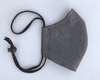 Schwarzer Gitterdruck auf grauer Premium Leinen Gesichtsmaske mit Filtertasche, abnehmbarer Nasendraht, Latexfrei, Tieless Slide Lock, No Earloops