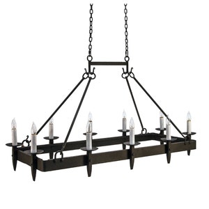 Puede incluir: Candelabro de hierro forjado negro con 10 bombillas de estilo vela. El candelabro tiene un marco rectangular con un centro cuadrado y está suspendido de una cadena.