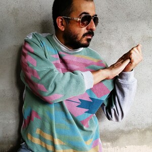 Sweater Weather Shirt Upcycling, Sudadera unisex reciclada con gráficos en forma étnica en tonos rosas y azules imagen 6