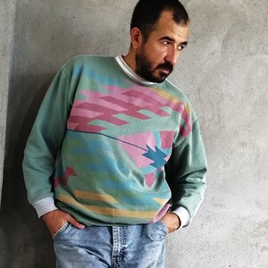 Sweater Weather Shirt Upcycling, Sudadera unisex reciclada con gráficos en forma étnica en tonos rosas y azules imagen 7