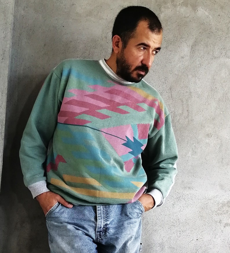 Sweater Weather Shirt Upcycling, Sudadera unisex reciclada con gráficos en forma étnica en tonos rosas y azules imagen 7