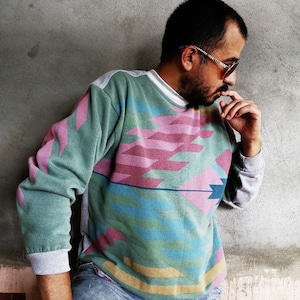 Sweater Weather Shirt Upcycling, Sudadera unisex reciclada con gráficos en forma étnica en tonos rosas y azules imagen 1