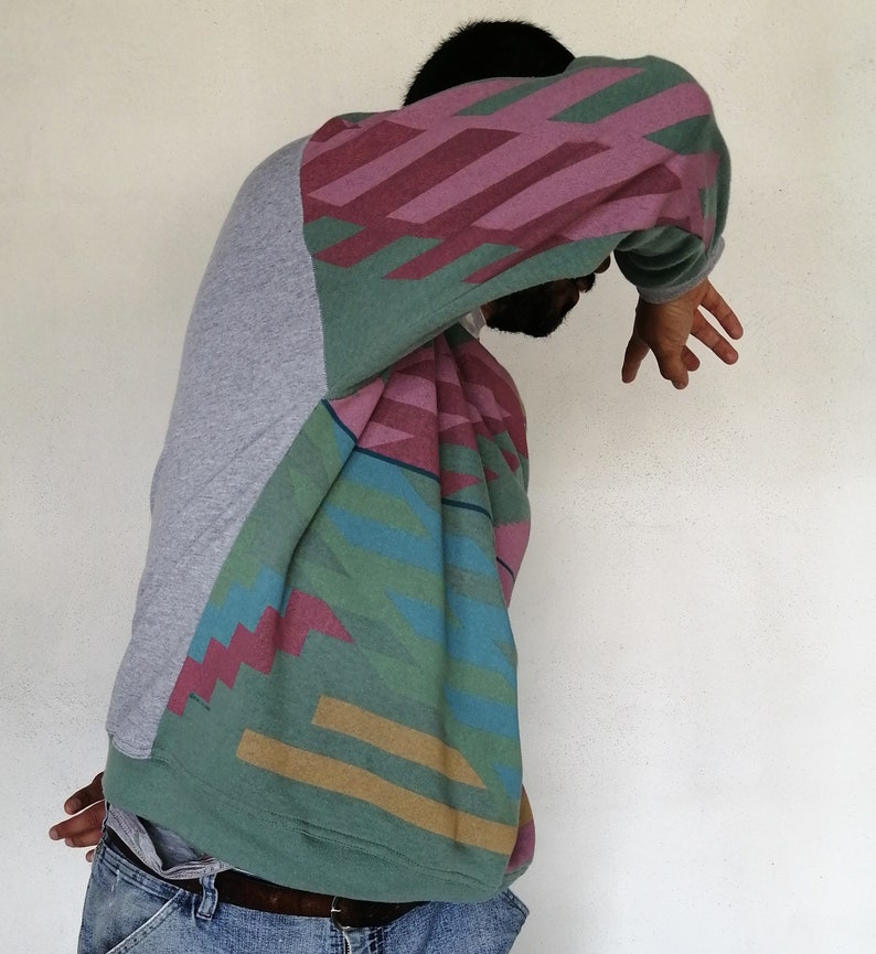 Sweater Weather Shirt Upcycling, Sudadera unisex reciclada con gráficos en forma étnica en tonos rosas y azules imagen 4