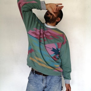 Sweater Weather Shirt Upcycling, Sudadera unisex reciclada con gráficos en forma étnica en tonos rosas y azules imagen 2