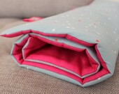 Courtepointe en tissu bleu ciel à motifs blanc/corail et lin lavé rose fuchsia - 90 x 90 cm