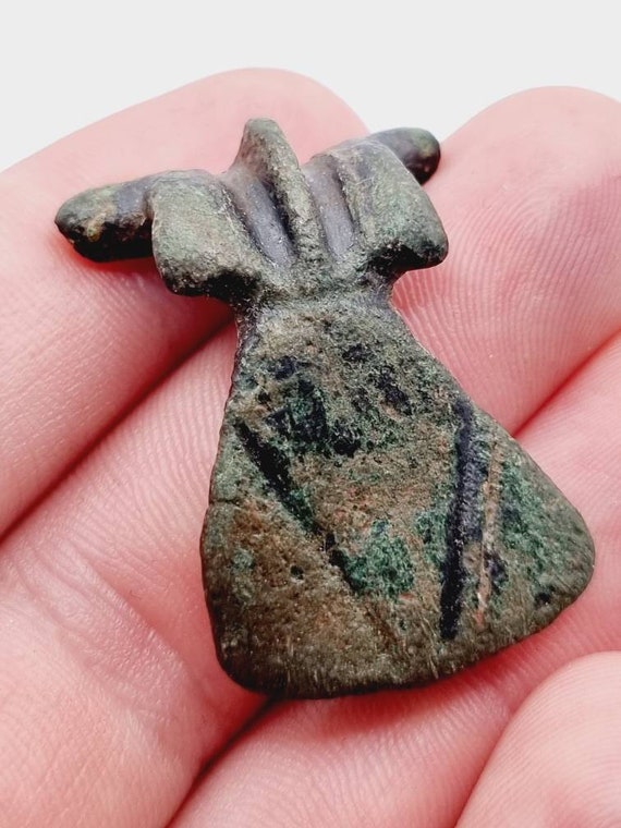 紀元後 1 世紀頃の青銅製ローマ「Aesica」型ブローチ、金属探知機で