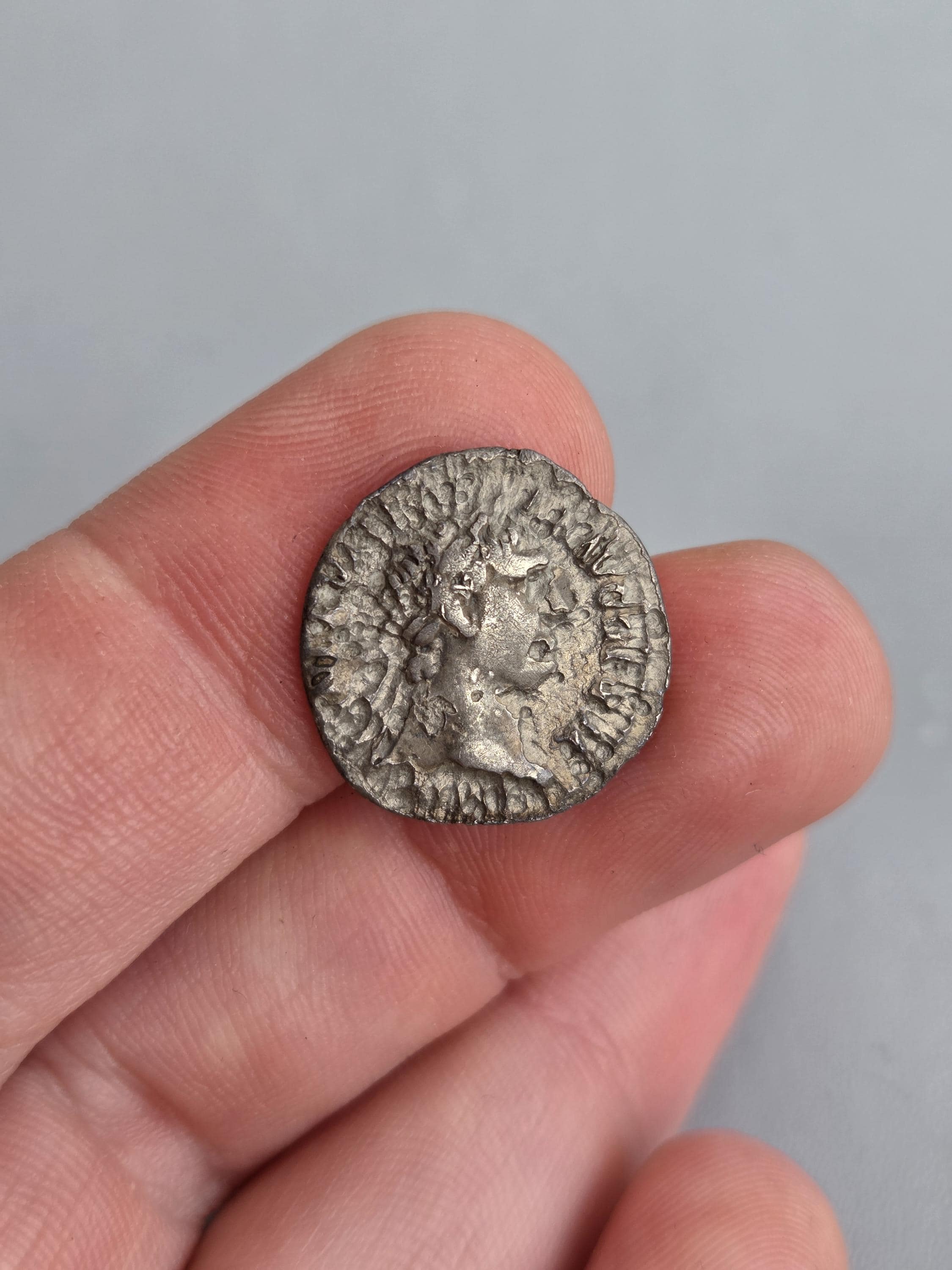 トラヤヌス帝の銀製ローマデナリウス貨、西暦 98-99 年頃、勝利の裏面