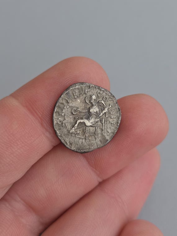 デナリウス銀貨　トラヤヌス トラヤヌス帝の銀製ローマデナリウス貨、西暦 98-99 年頃、勝利