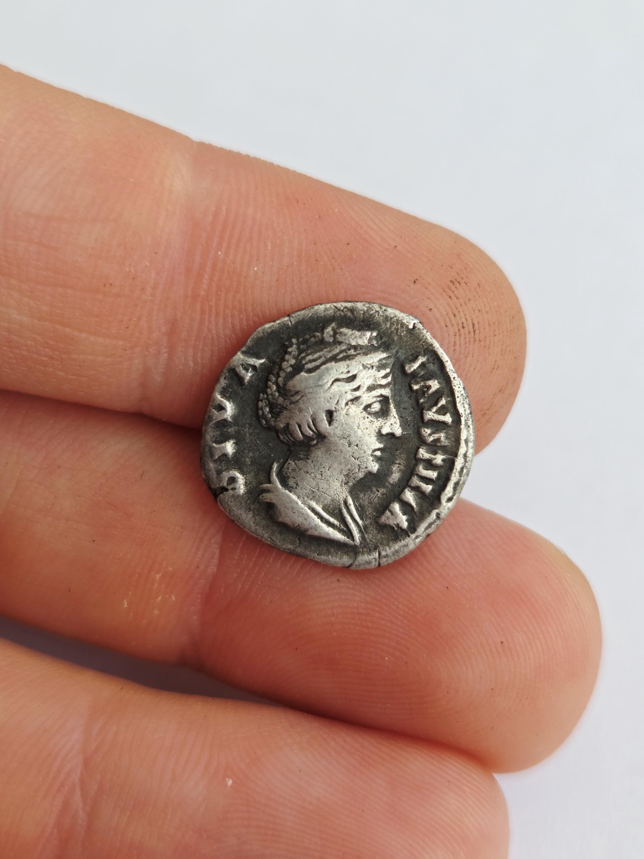 ファウスティナ1世アル ローマ時代のデナリウス銀貨 西暦141年頃、裏面