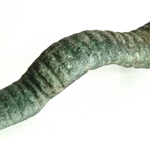 Broche tipo &#39;Ansate&#39; de liga de cobre anglo-saxão por volta do século VII a VIII dC descoberta de detecção de metal, presente histórico