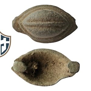 Peut inclure: Une paire de moules en céramique antiques, de couleur brune, en forme d'œuf avec une surface texturée. Les moules sont ouverts à une extrémité et ont un petit trou à l'autre extrémité.