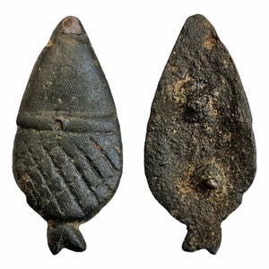 Puede incluir: Un par de hebillas de metal de color bronce antiguo, cada una con forma de hoja con una punta puntiaguda. Una hebilla tiene un patrón decorativo de líneas y una banda en relieve, mientras que la otra tiene dos puntos en relieve.