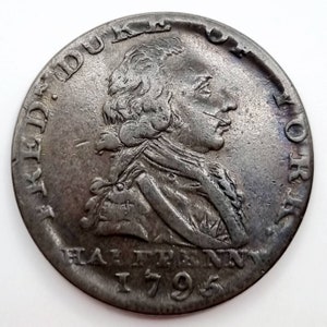 Può includere: Una moneta di rame con l'iscrizione "DUKE OF YORK" e "HALF PENNY 1795" sul retro. Il dritto della moneta presenta un profilo di un uomo.