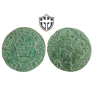 Puede incluir: Dos monedas antiguas de tono verde. Una moneda presenta un diseño de corona, mientras que la otra muestra una cruz dentro de un patrón floral. Un emblema en forma de escudo con un diseño estilizado está encima. Las monedas tienen una apariencia envejecida.