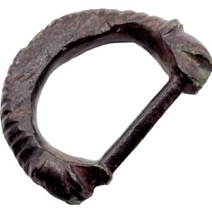 Fivela zoomórfica anglo-saxônica de liga de cobre, século XI d.C., descoberta de detector de metais, presente histórico, vintage