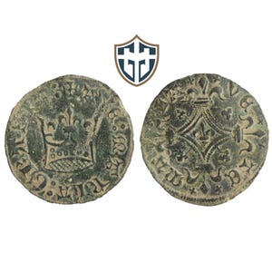 Puede incluir: Dos monedas antiguas de bronce con diseños intrincados. Una moneda presenta una corona, mientras que la otra muestra un patrón de flor de lis. Las monedas tienen una apariencia desgastada, lo que sugiere edad e importancia histórica. Un logotipo está en la esquina superior derecha.