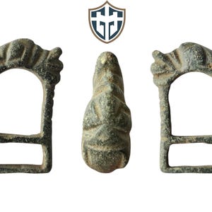 Puede incluir: Un conjunto de tres hebillas antiguas de bronce con diseños intrincados. Las hebillas tienen la forma de una cabeza de animal estilizada con un marco rectangular.