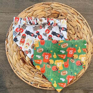 K&ouml;nnte beinhalten: Zwei Hunde-Bandanas mit Football-Mustern. Eines ist wei&szlig; mit Footballspielern, Helmen und den Nummern 15 und 87. Das andere ist gr&uuml;n mit Footb&auml;llen, Trikots, Helmen und den Nummern 15 und 87. Beide haben die Aufschrift "GO TEAM".