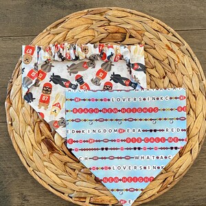 K&ouml;nnte beinhalten: Drei Hunde-Bandanas mit verschiedenen Mustern. Eines ist wei&szlig; mit Football-Hunden und der Nummer 87. Ein weiteres ist hellblau mit dem Text "REACH NEW HEIGHTS" und "LOVERS IN KC". Das dritte Bandana hat ein &auml;hnliches Muster.