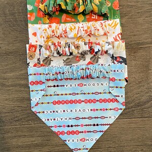 K&ouml;nnte beinhalten: Ein Stapel aus vier Haustier-Bandanas und Scrunchies mit verschiedenen Mustern. Der obere Scrunchie ist gr&uuml;n mit Football-Grafiken. Die Bandanas zeigen Football-Designs, einschlie&szlig;lich Text und Teamlogos. Das untere Bandana ist hellblau mit Text.
